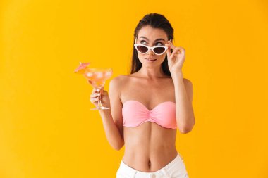 Çekici neşeli genç kız bikini ayakta giyiyor