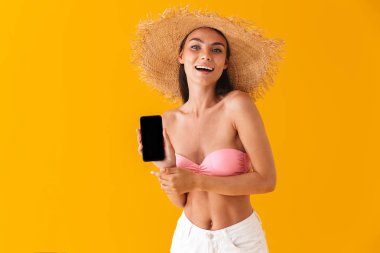 Çekici neşeli genç kız bikini ayakta giyiyor