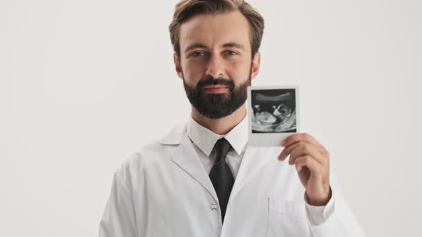 Vista Cerca Del Joven Médico Barbudo Sonriente Bata Profesional Blanca — Vídeos de Stock