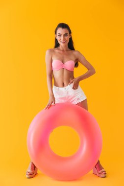 Çekici neşeli genç kız bikini ayakta giyiyor