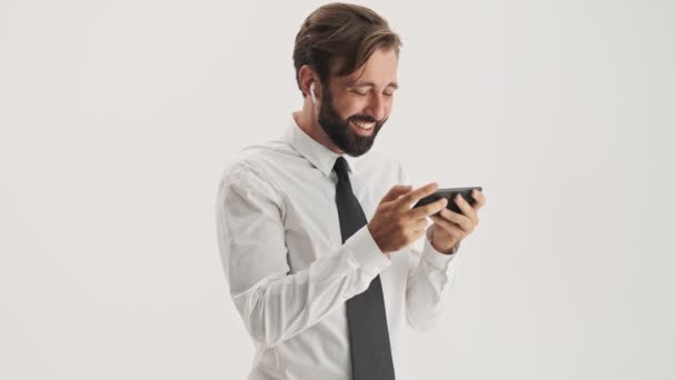 Joven Hombre Negocios Barbudo Alegre Con Auriculares Inalámbricos Sonriendo Riendo — Vídeos de Stock