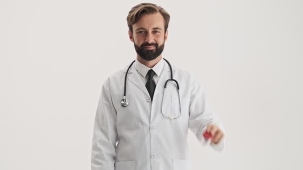 Przystojny Młody Brodaty Mężczyzna Doktor Biały Profesjonalny Płaszcz Stetoskop Uśmiechnięty — Wideo stockowe