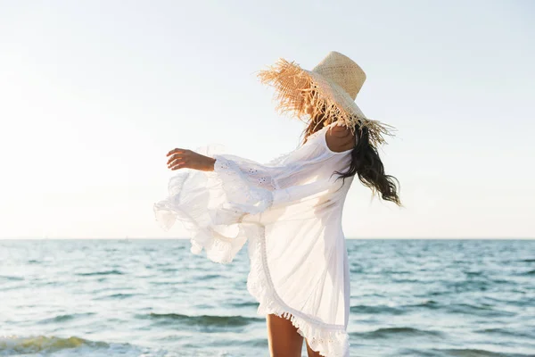 Foto di donna bruna glamour in abito da spiaggia e cappello di paglia w — Foto Stock