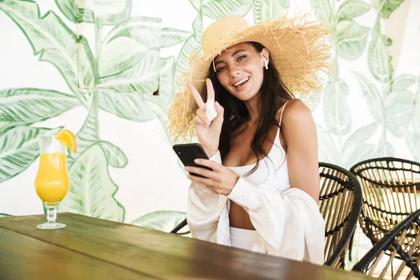 Foto de mulher morena de luxo em chapéu de palha e roupas de verão s — Fotografia de Stock