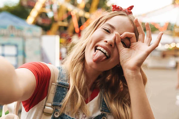 Afbeelding van Happy blonde vrouw toont OK teken en het nemen van selfie pH — Stockfoto