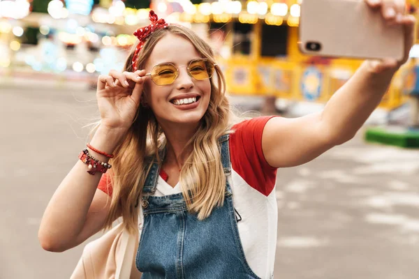 Bild einer glücklichen blonden Frau, die ein Selfie mit dem Handy macht — Stockfoto