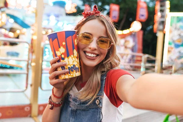 Bild av lycklig blond kvinna tar Selfie foto med popcorn WHI — Stockfoto