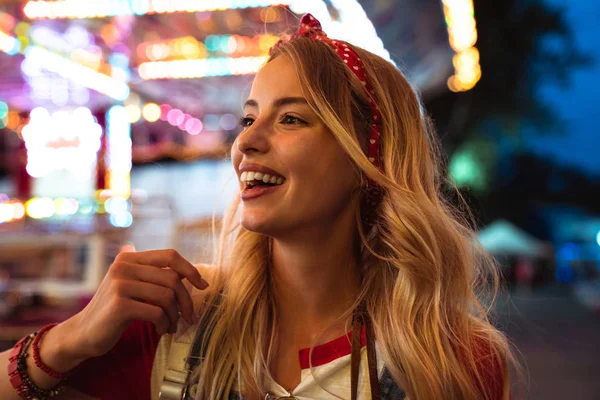 Close-up van een vrolijke jonge blonde vrouw die tijd spendeert — Stockfoto