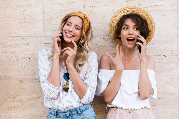 웃고 행복 쾌활 한 긍정적인 젊은 여자 친구 야외 에서 이야기 로 휴대 전화. — 스톡 사진