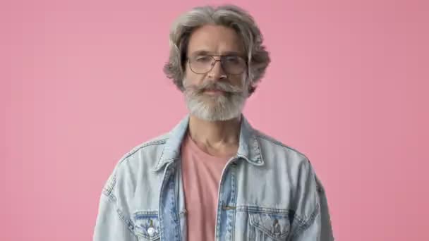 Displeased Elderly Stylish Bearded Man Gray Hair Denim Jacket Making — Αρχείο Βίντεο