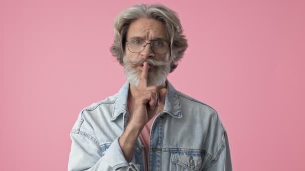 Ernste Ältere Stilvolle Bärtige Mann Mit Grauen Haaren Jeansjacke Zeigt — Stockvideo