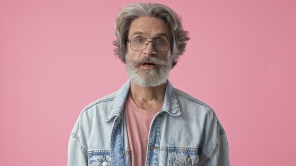 Shocked Elderly Stylish Bearded Man Gray Hair Denim Jacket Becoming — Stock Video