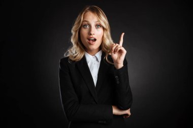 Güzel sarı saçlı iş kadını portresi