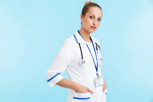 Hermosa mujer rubia médico vistiendo uniforme de pie —  Fotos de Stock