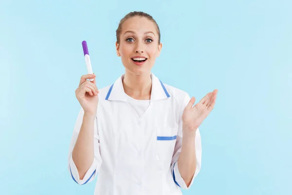 Hermosa mujer rubia médico vistiendo uniforme de pie —  Fotos de Stock