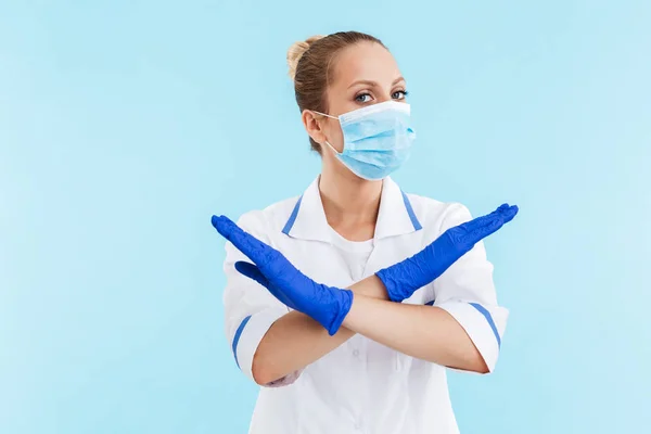 Schöne blonde Ärztin in Uniform stehend — Stockfoto