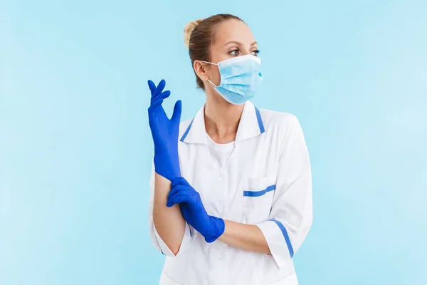 Mulher loira bonita médico vestindo uniforme de pé — Fotografia de Stock