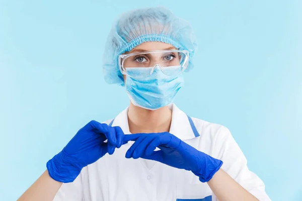 Schöne blonde Ärztin in Uniform stehend — Stockfoto