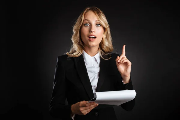 Retrato de una hermosa mujer de negocios rubia — Foto de Stock