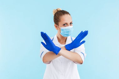 Güzel sarışın kadın doktor ayakta üniforma giyiyor