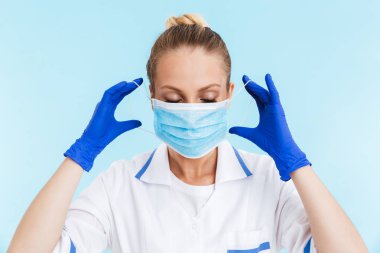 Güzel sarışın kadın doktor ayakta üniforma giyiyor