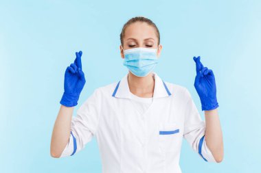 Güzel sarışın kadın doktor ayakta üniforma giyiyor