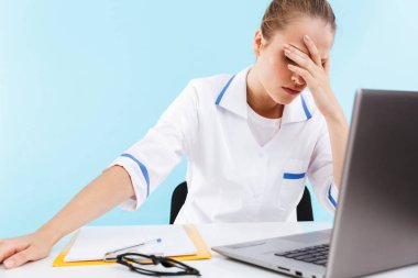 Üniforma giyen güzel genç kadın doktor