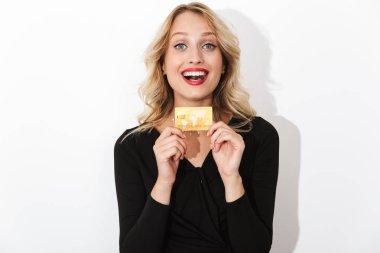 çekici sarışın bir kadın portresi