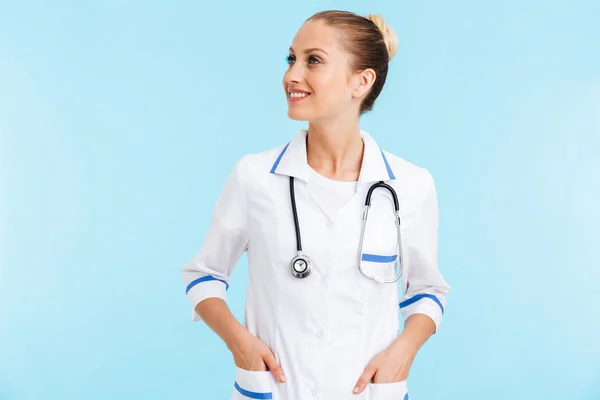 Hermosa mujer rubia médico vistiendo uniforme de pie —  Fotos de Stock