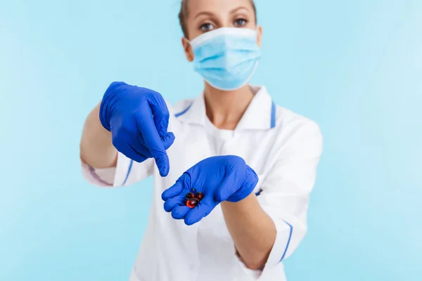 Mulher loira bonita médico vestindo uniforme de pé — Fotografia de Stock