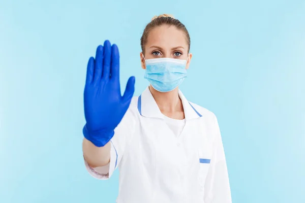 Mulher loira bonita médico vestindo uniforme de pé — Fotografia de Stock