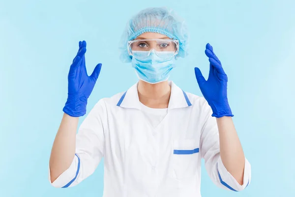 Belle femme blonde médecin portant l'uniforme debout — Photo