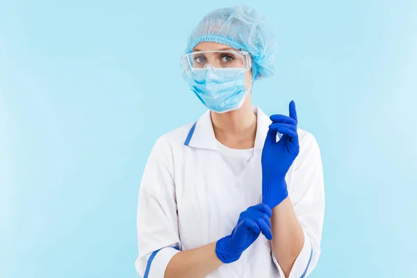 Mulher loira bonita médico vestindo uniforme de pé — Fotografia de Stock