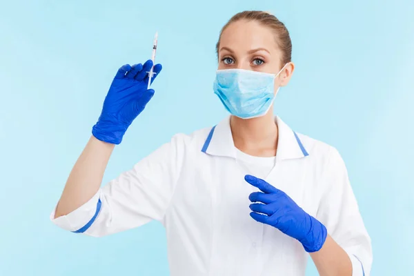 Mulher loira bonita médico vestindo uniforme de pé — Fotografia de Stock