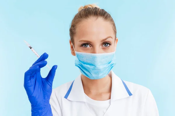 Mulher loira bonita médico vestindo uniforme de pé — Fotografia de Stock