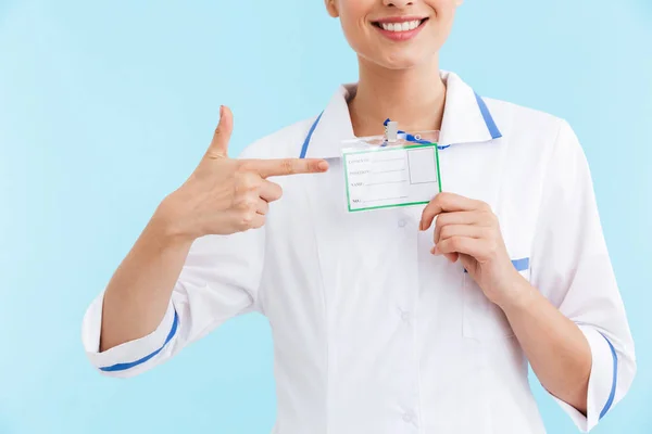 Bella donna bionda medico indossa uniforme in piedi — Foto Stock