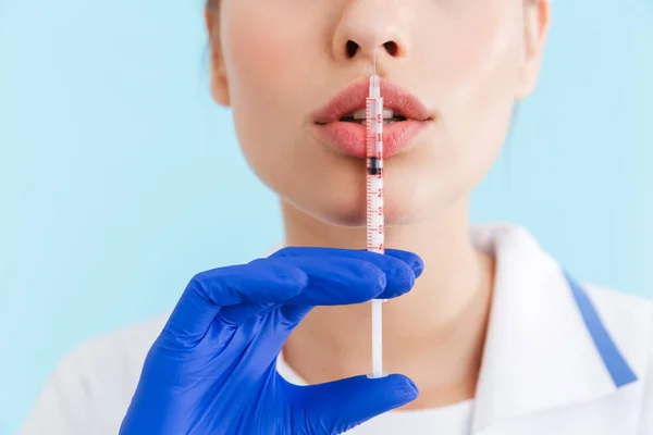 Bella donna bionda medico indossa uniforme in piedi — Foto Stock