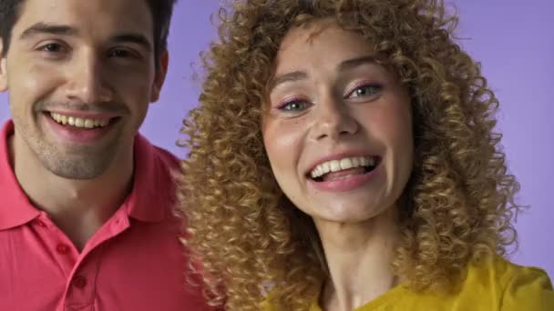 Vue Rapprochée Attrayant Jeune Beau Couple Frappant Porte Attendant Mais — Video