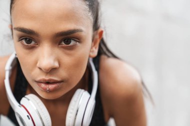 Egzersiz sonrası dinlenen çekici genç fitness kız