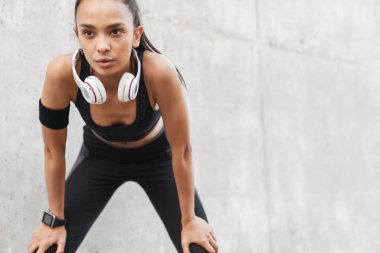 Egzersiz sonrası dinlenen çekici genç fitness kız