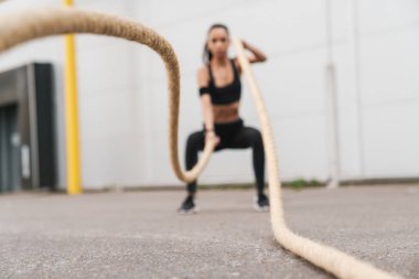 Çekici kendine güvenen genç fitness kız açık havada çalışma