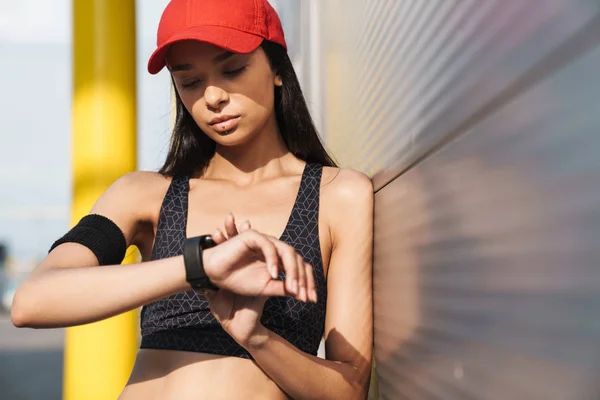 Atractiva joven chica fitness apoyada en una pared —  Fotos de Stock