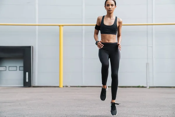 Atractiva joven chica de fitness haciendo ejercicio al aire libre — Foto de Stock