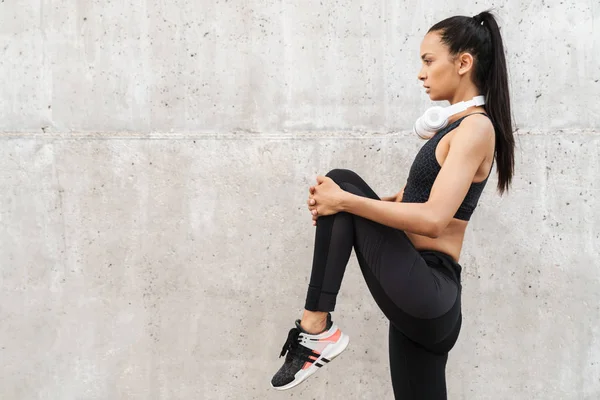 Attraktive junge Fitness-Mädchen stehen — Stockfoto