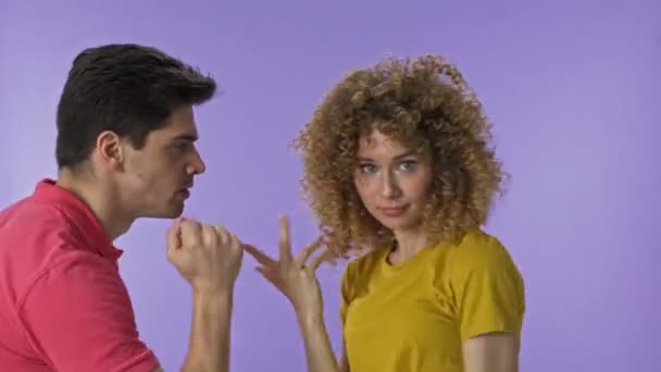 Emocionado Alegre Joven Encantadora Pareja Bailando Divirtiéndose Juntos Sobre Fondo — Vídeos de Stock