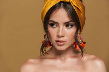 Çekici genç üstsüz bir kadının güzellik portresini kapatın