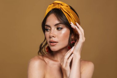 Çekici genç üstsüz bir kadının güzellik portresini kapatın