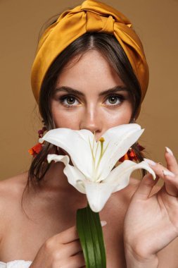 Çekici genç üstsüz bir kadının güzellik portresini kapatın