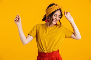 Yalnız ayakta giyinmiş güzel bir genç kız casualy Portresi