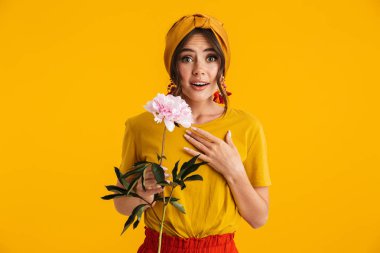 Yalnız ayakta giyinmiş güzel bir genç kız casualy Portresi